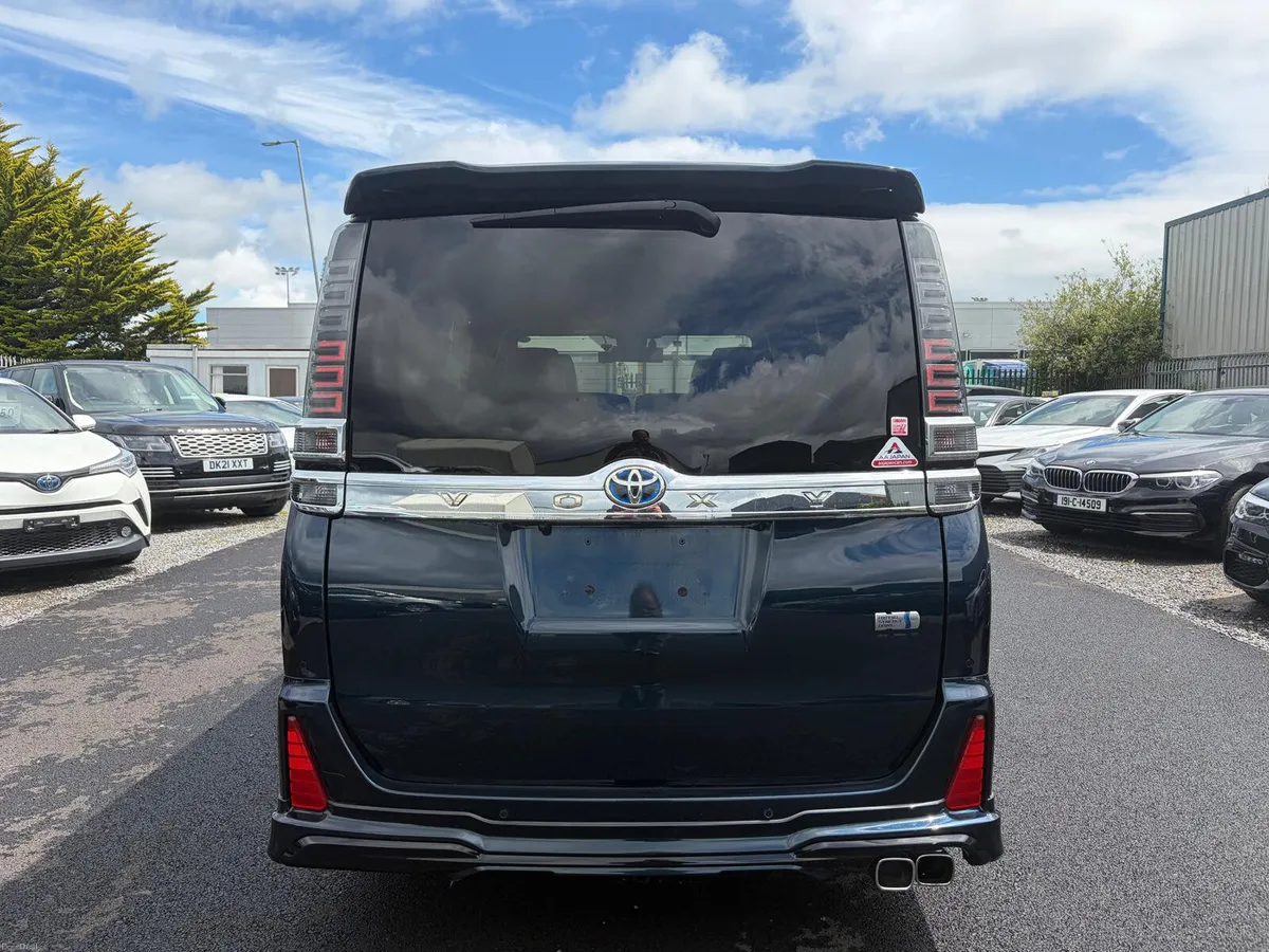 2021 212 Toyota Voxy 1.8 hybrid Automatic 7 Seater - Image 6