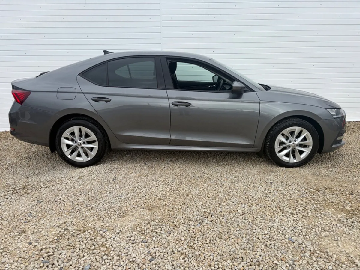 Skoda Octavia AMBITION 2.0 TDI 115HP 5DR - Image 2