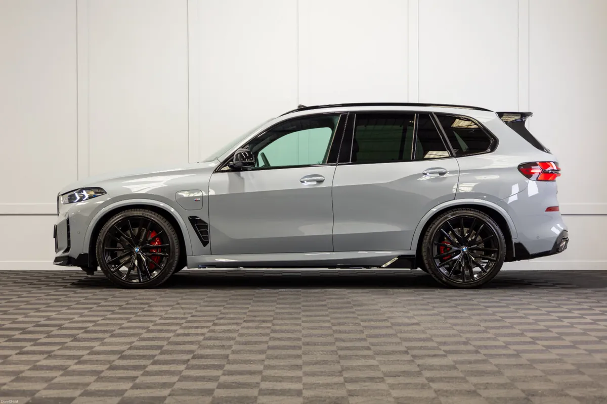 2026 BMW X5 X-Drive 50e M-Sport *Pan Roof - Image 3