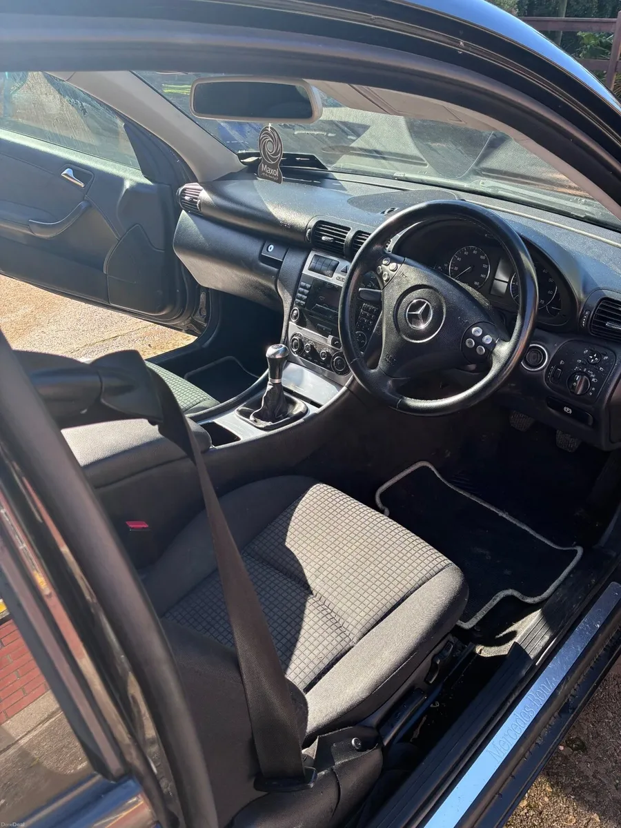 Mercedes-Benz C-Class 2005 - Image 4