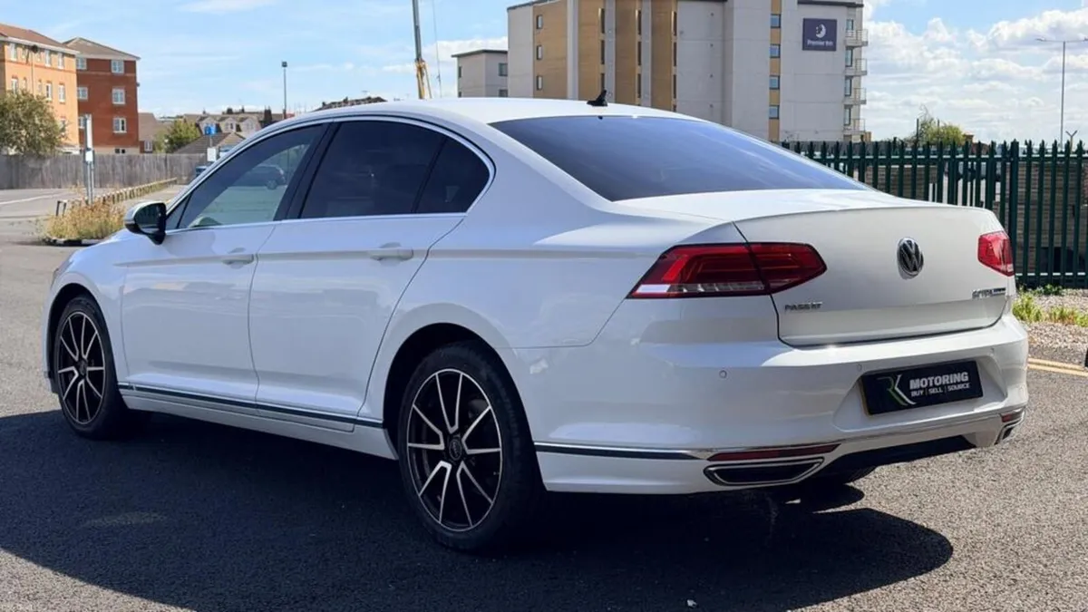 Volkswagen Passat 2.0 TDI R LINE - Image 3