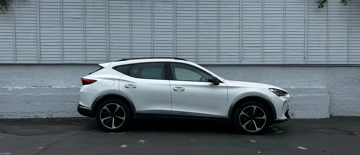 V1 PHEV S-A DSG / HALF-LEATHER / ONE OWNER - Image 2