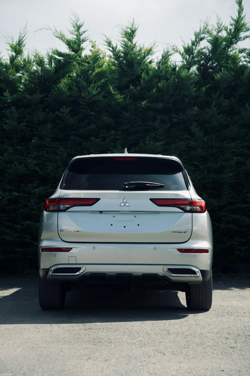 Mitsubishi Outlander PHEV Premium Package 2022 - Image 5