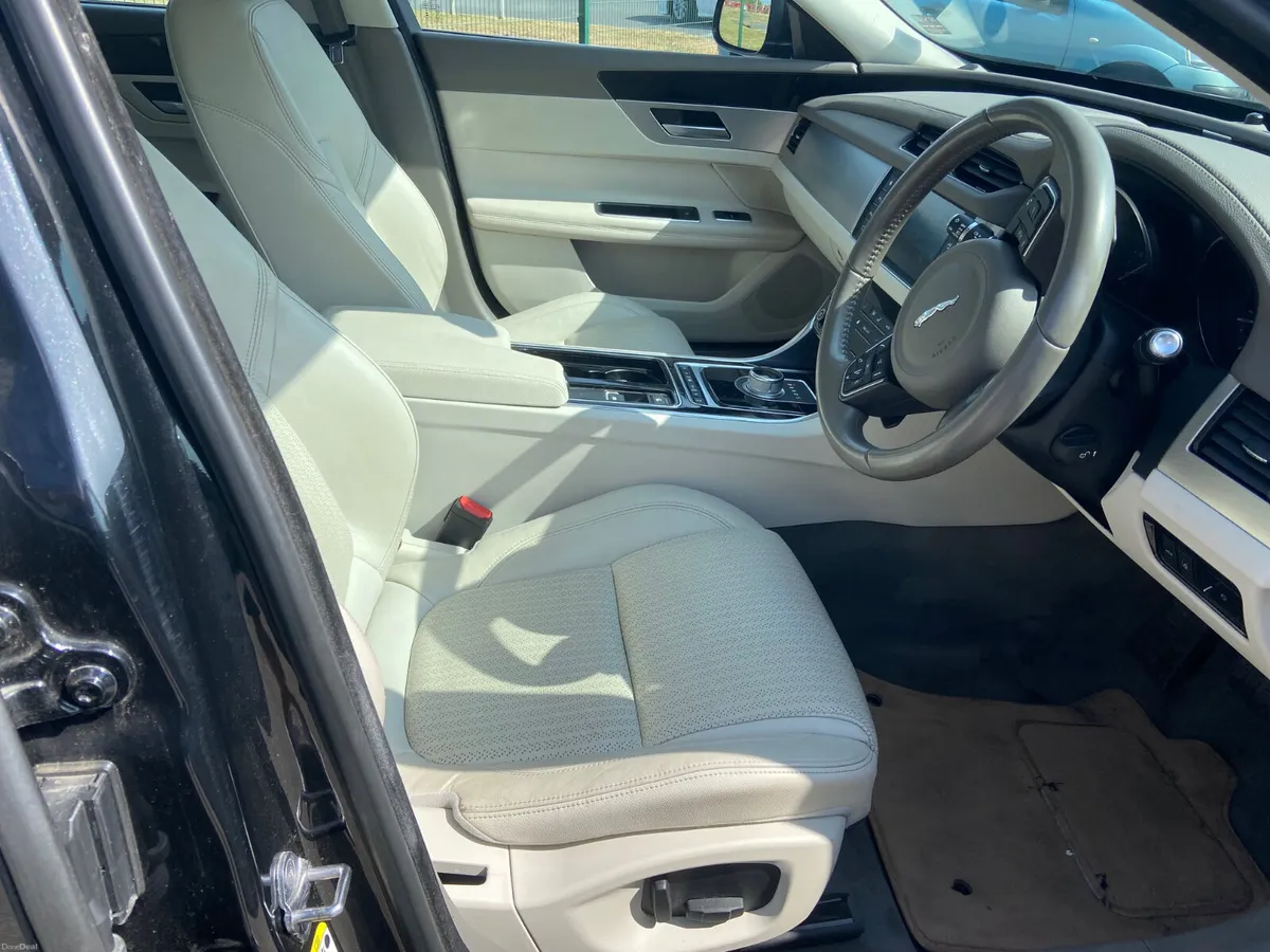 2015 (152) JAGUAR XF 2.0D AUTO - Image 3