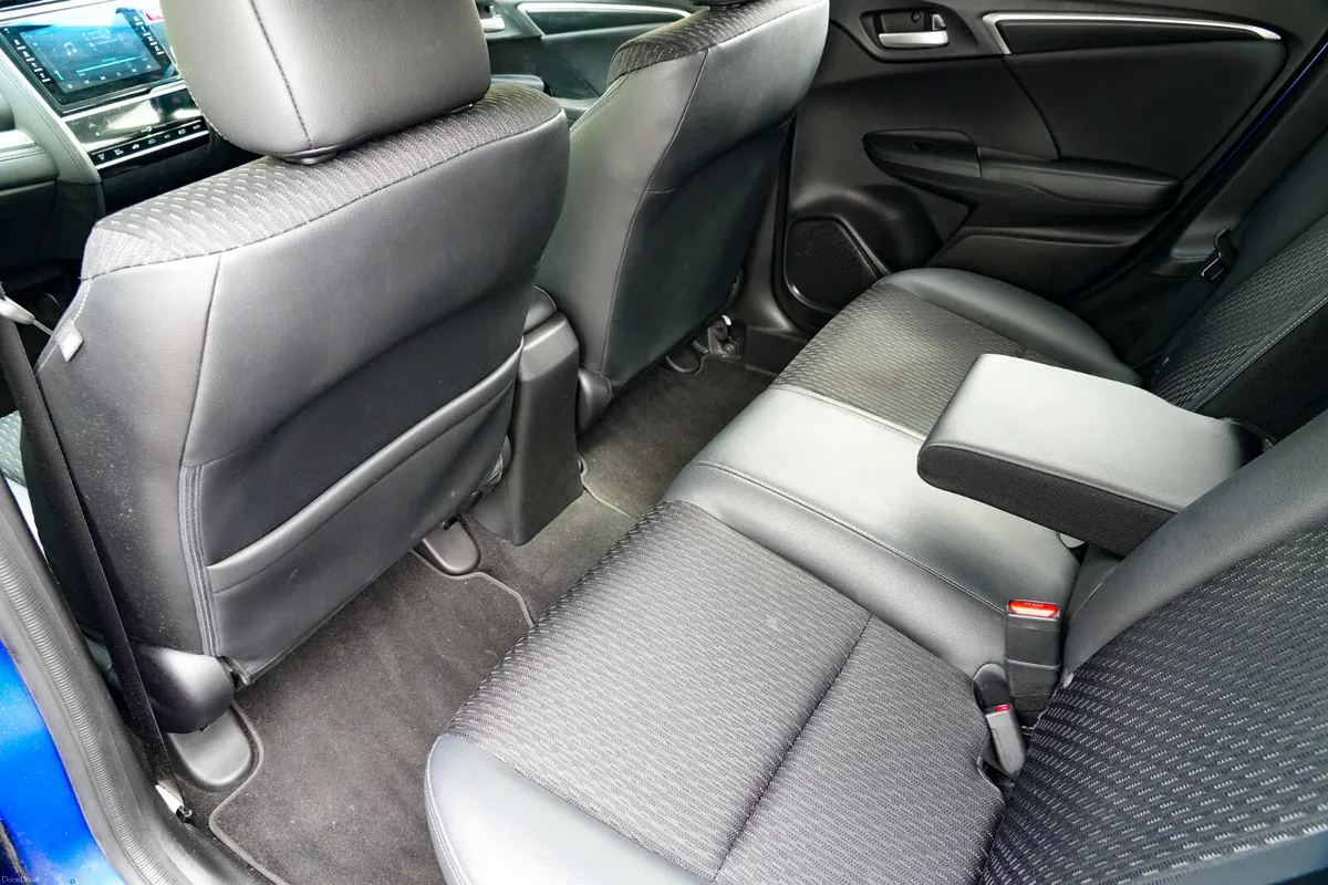 2015 Honda Fit 1.5 Petrol HYBRID 5DR AUTO - Image 4