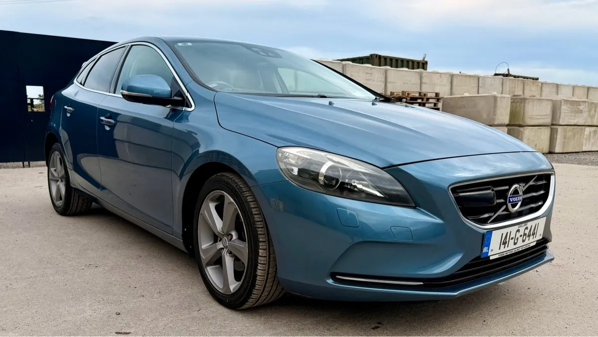 Volvo V40 T4 1.6 Petrol Auto High Spec Fresh NCT - Image 2