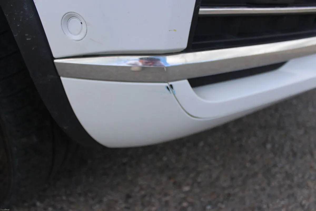 Volkswagen Touareg 3.0TDI 231HP V6 4M DSG Design - - Image 2