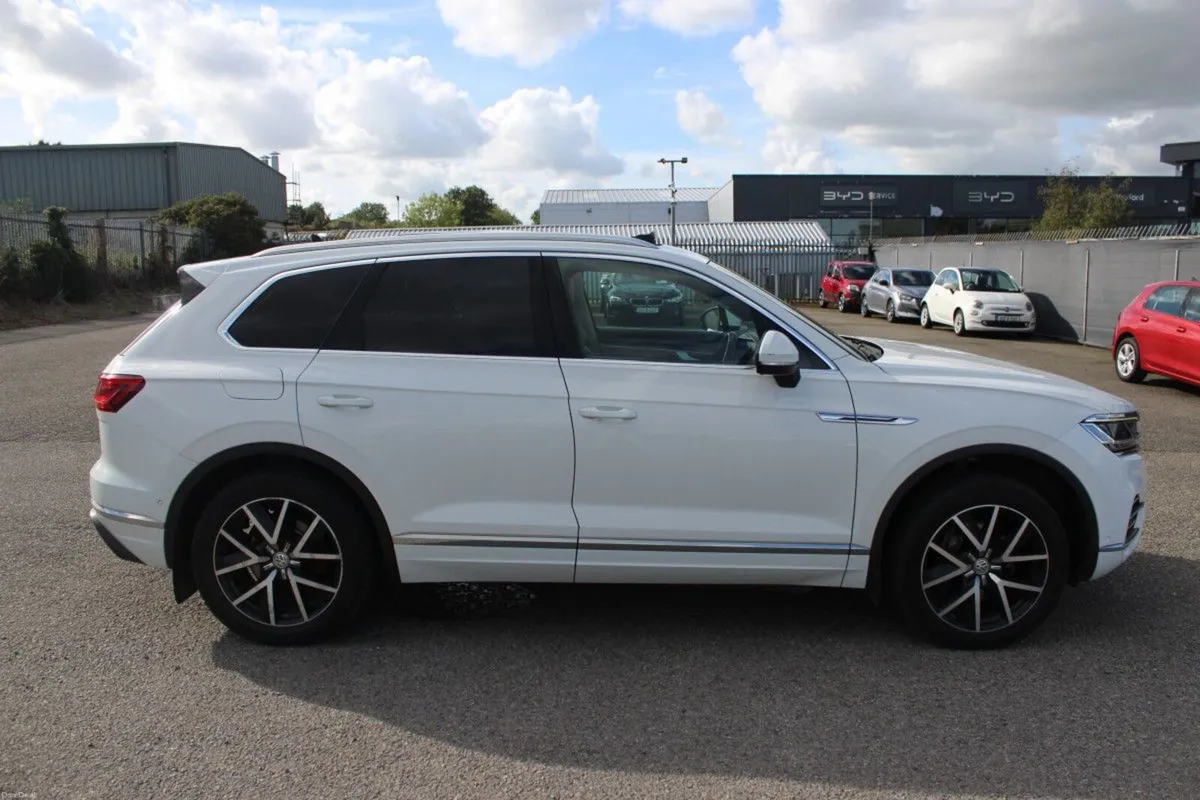 Volkswagen Touareg 3.0TDI 231HP V6 4M DSG Design - - Image 3