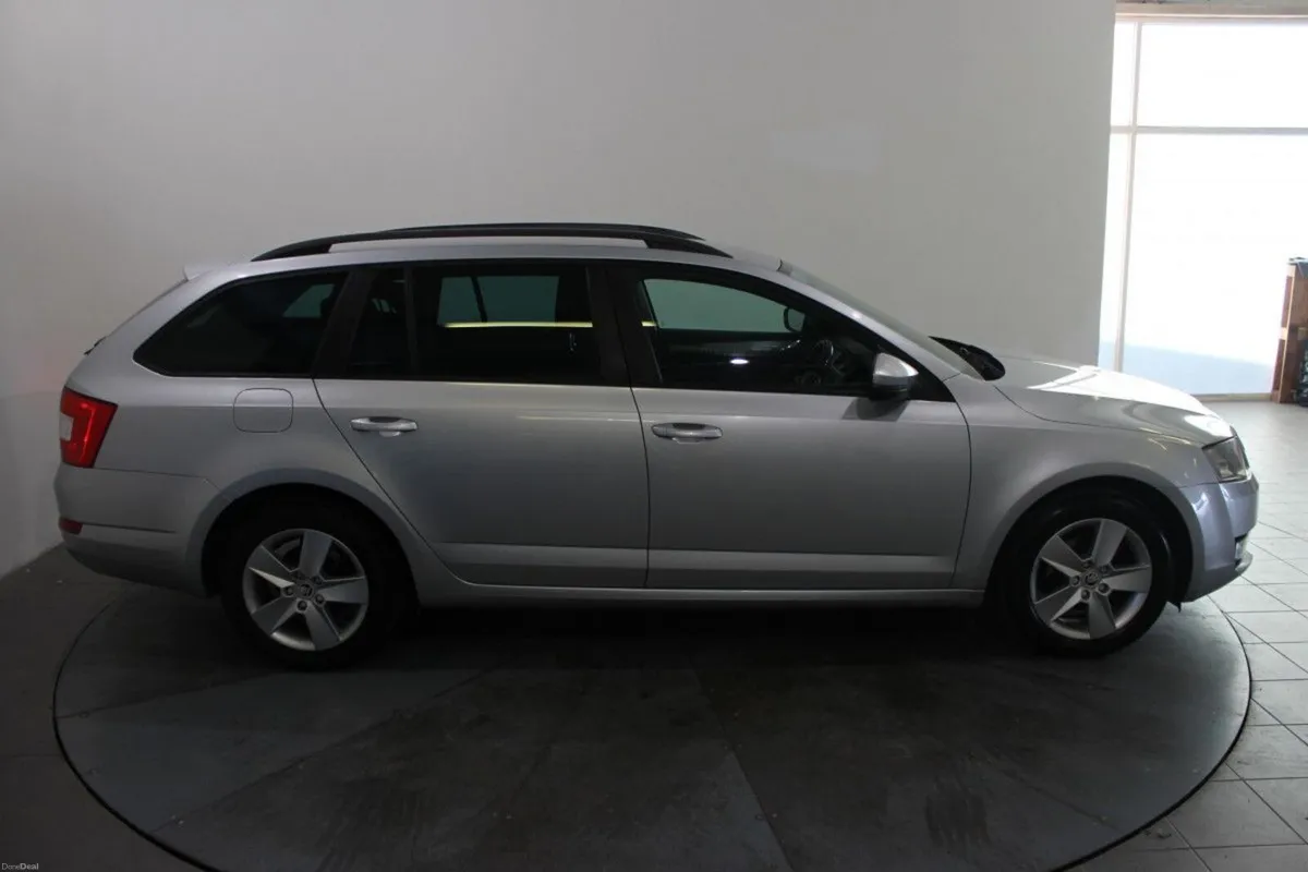 Skoda Octavia 1.6 TDI CR 105BHP Ambition Combi - T - Image 3