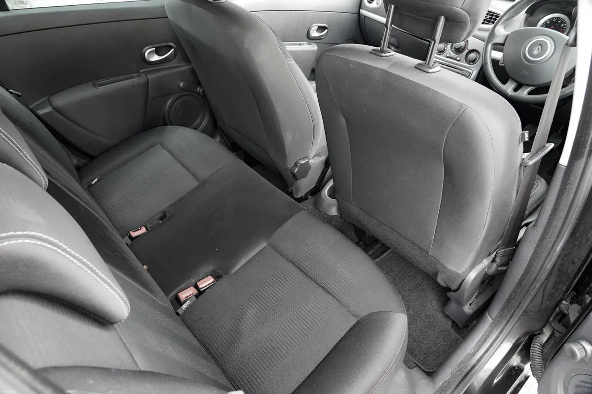 2012 Renault Clio 11. Petrol Manual - Image 4