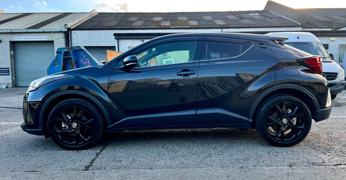 2020 Toyota C-HR G Nero Edition*Leather seats* - Image 4