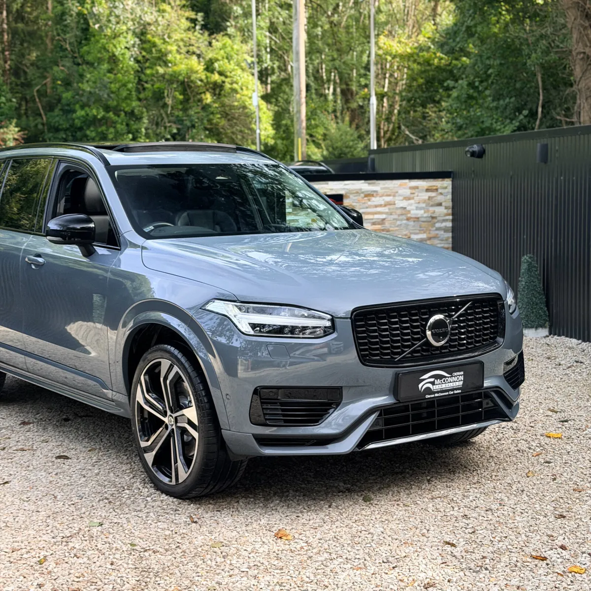 2022 (222) Volvo XC90 R-Design Pro T8 Recharge AWD - Image 2