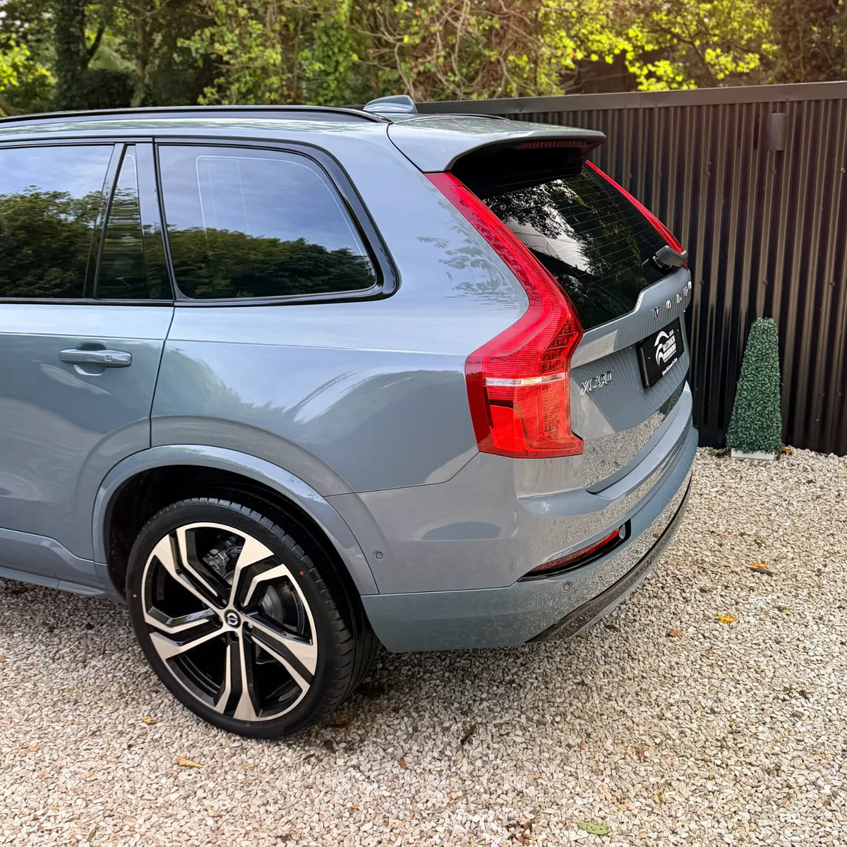 2022 (222) Volvo XC90 R-Design Pro T8 Recharge AWD - Image 6