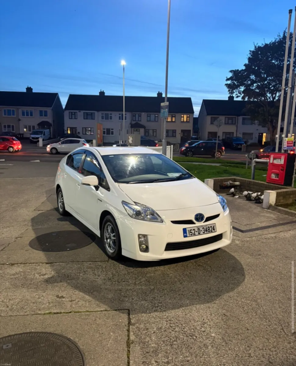 Toyota Prius 2015 - Image 2
