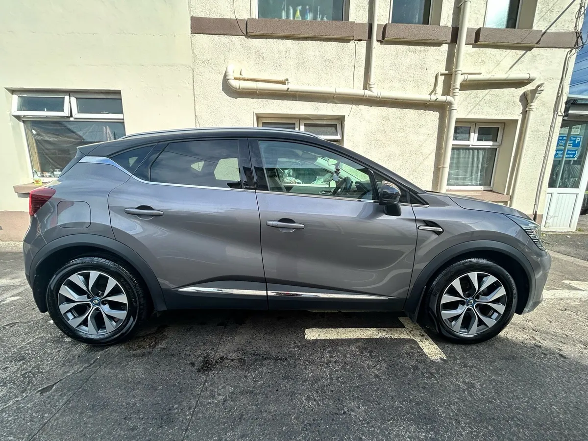 2021 Renault Captur E-Tech Hybrid - Image 2