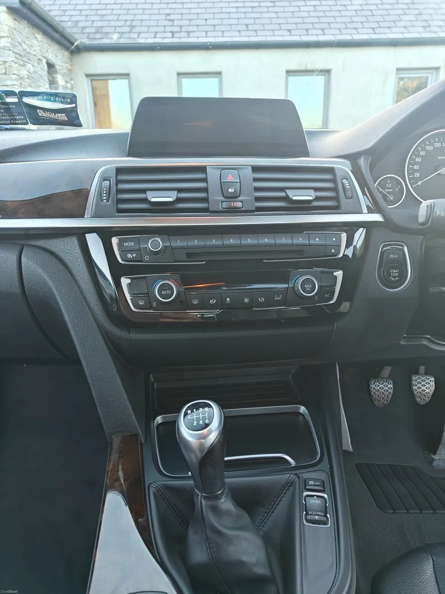 BMW 3-Series 2016 - Image 2