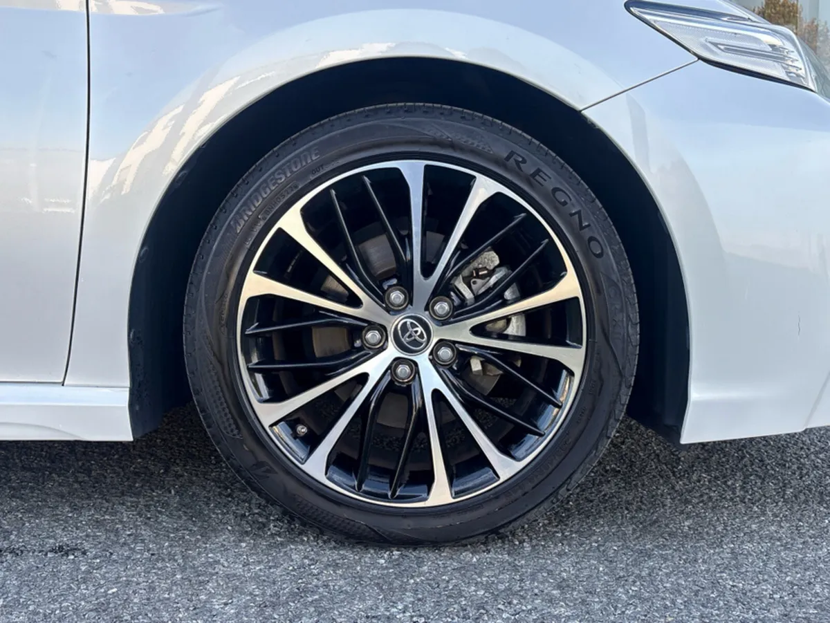 Toyota Camry Hybrid Automatic - Image 5