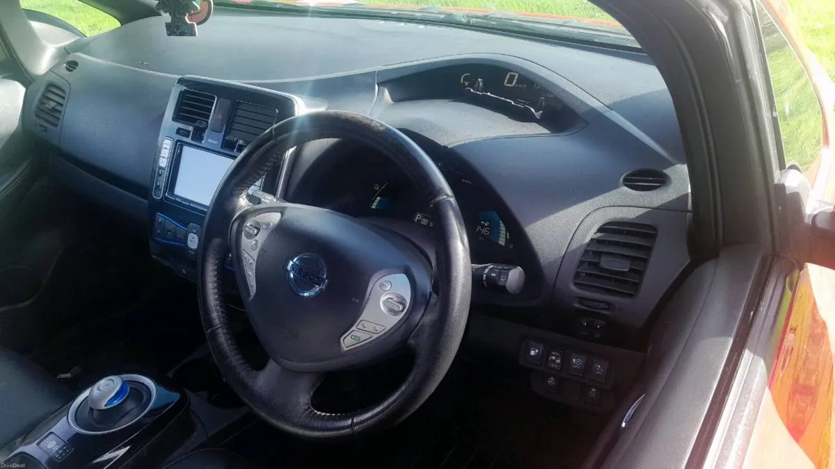 2017 nissan leaf leather interior - Image 3