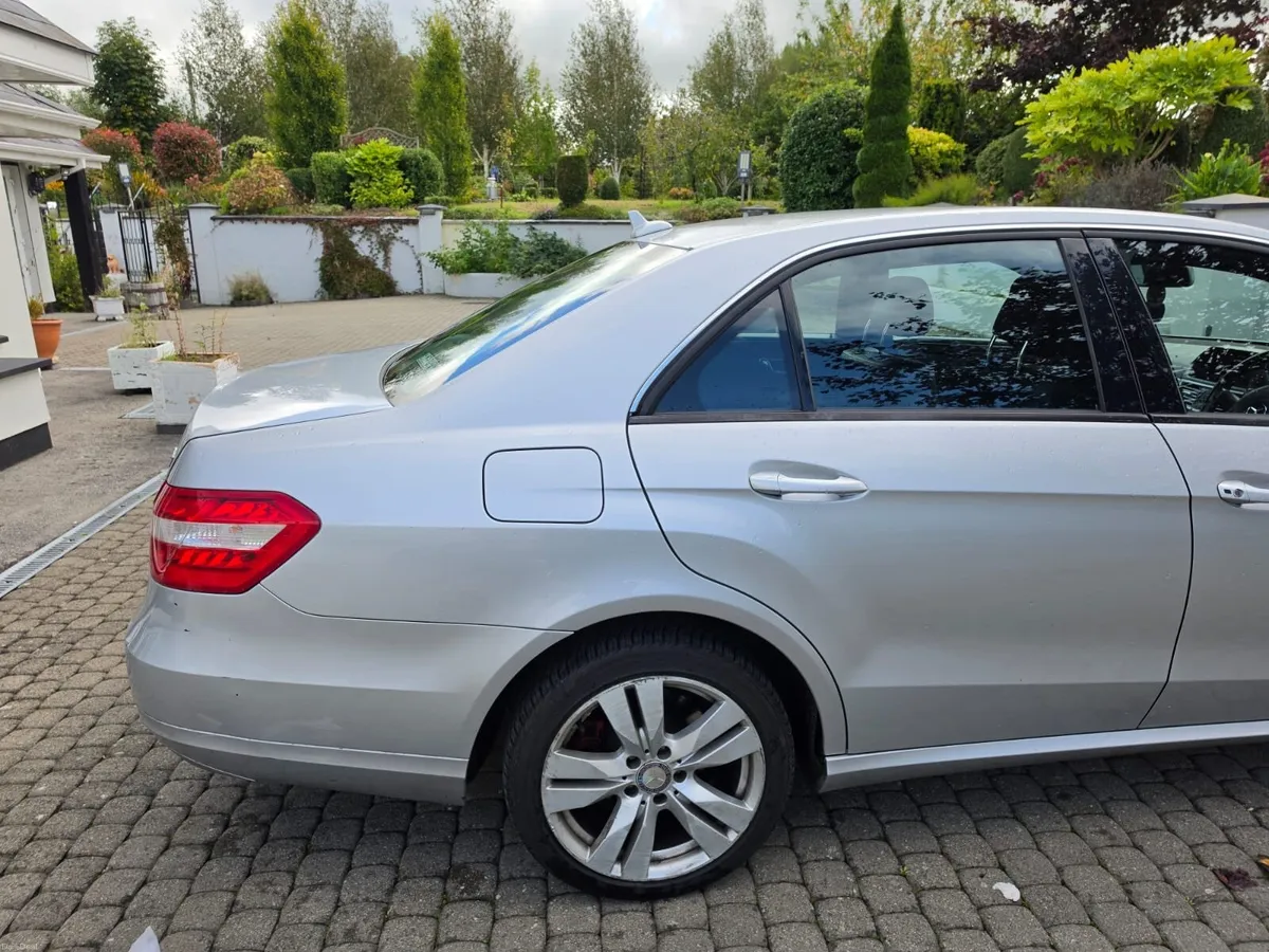 Mercedes-Benz E-Class 2012 - Image 4