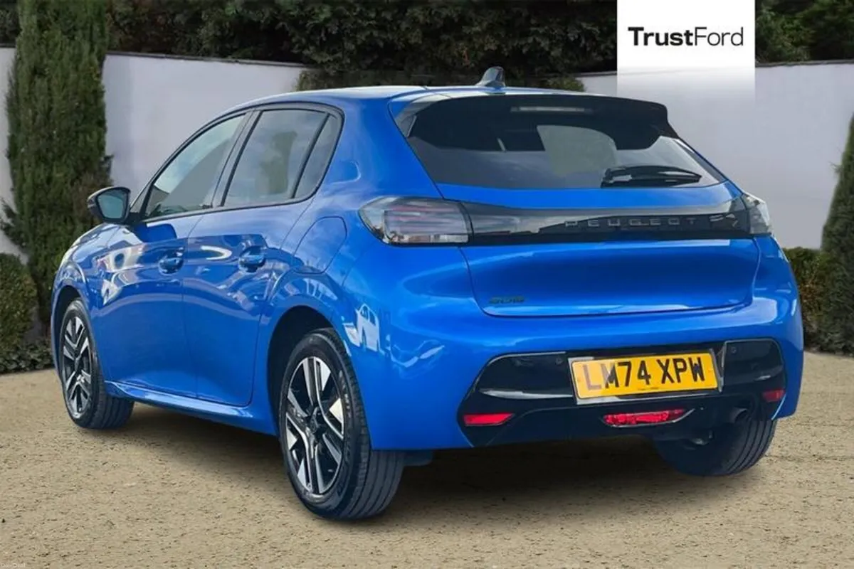 Peugeot 208 1.2 PureTech 100 Allure 5dr - Image 2