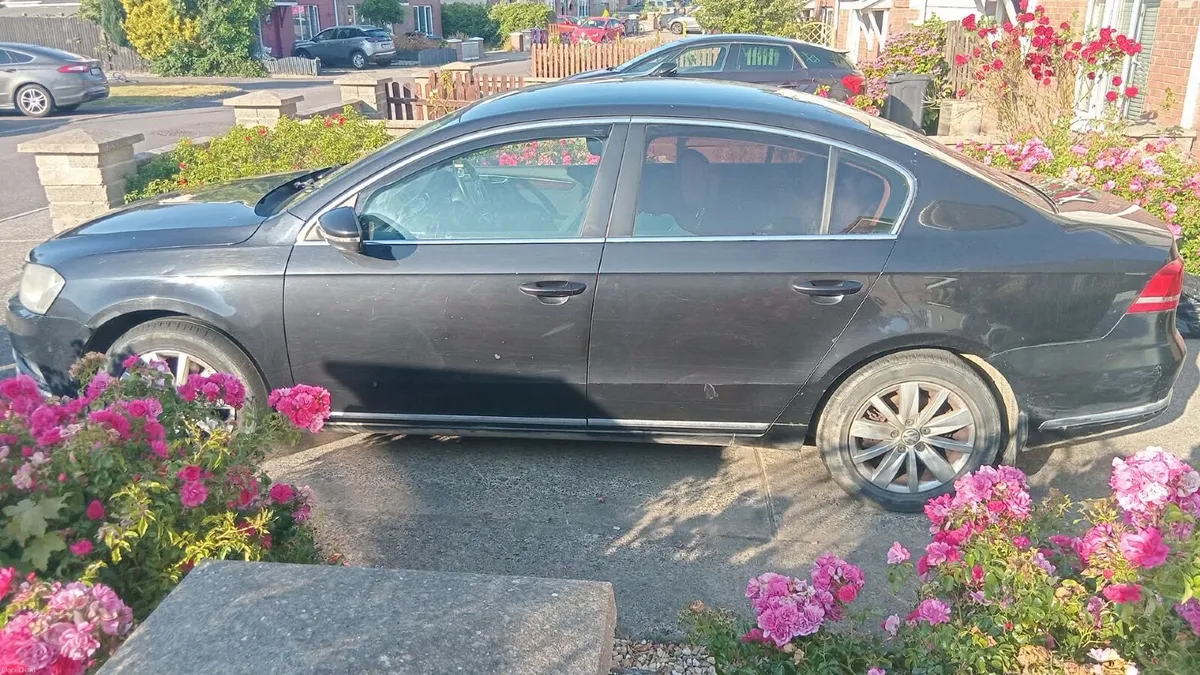 Volkswagen Passat 2012 - Image 2