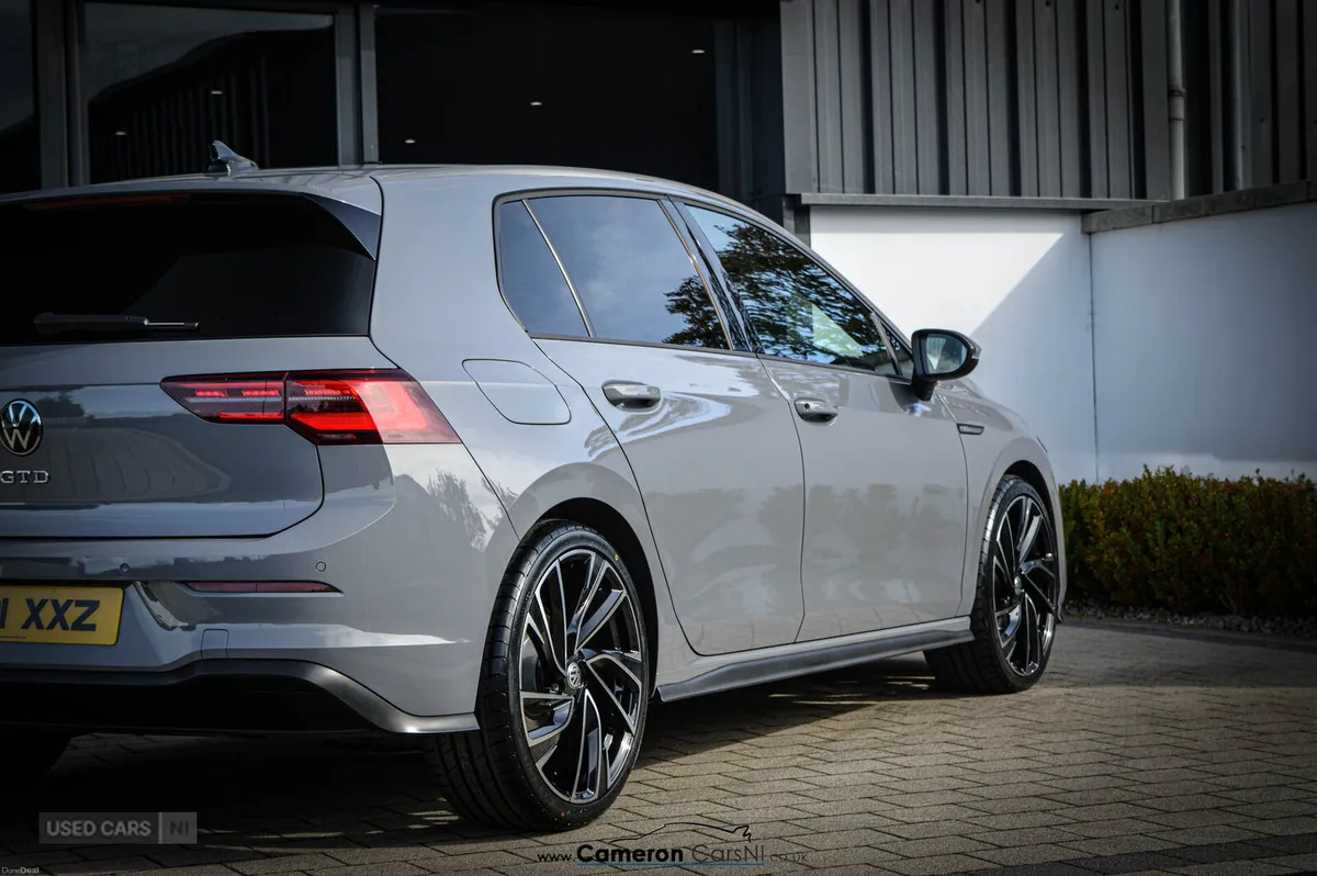 Volkswagen Golf DIESEL HATCHBACK - Image 4
