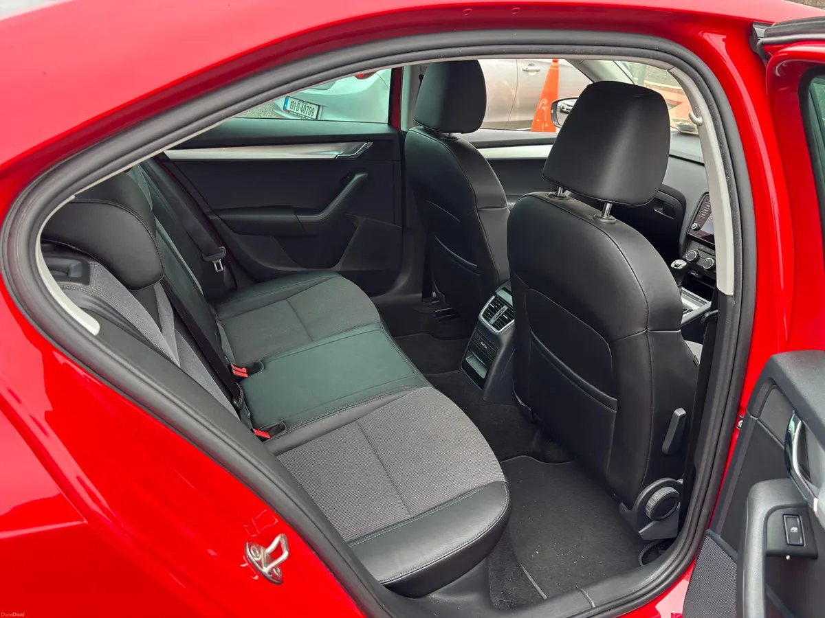 Skoda Octavia 2019 PETROL, ONE  OWNER , LOW  MILES - Image 3