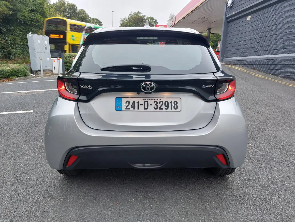Toyota Yaris 2024 LUNA HYBRID 1.5 - Image 6