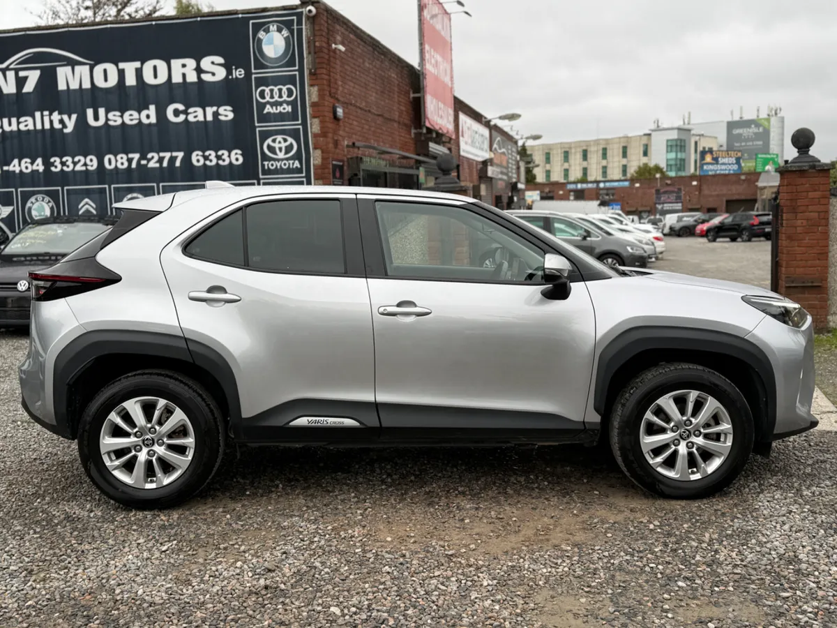 2024 Toyota Yaris Cross 1.5 HYBRID LUNA AUTO - Image 2