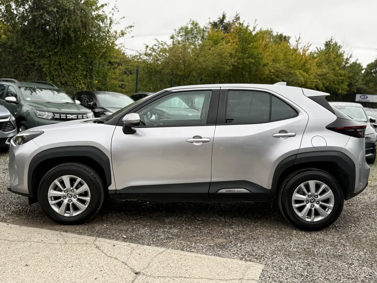 2024 Toyota Yaris Cross 1.5 HYBRID LUNA AUTO - Image 6