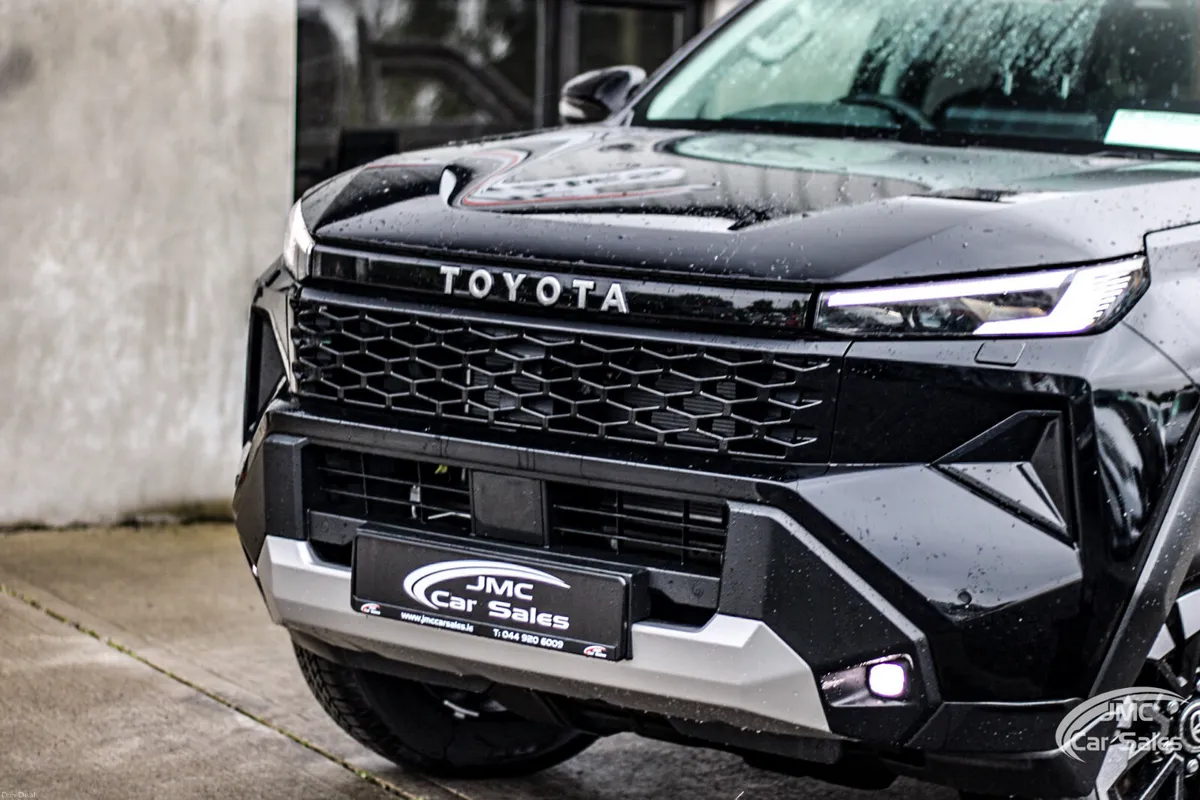 2026 TOYOTA HILUX INVINCIBLE - Image 2
