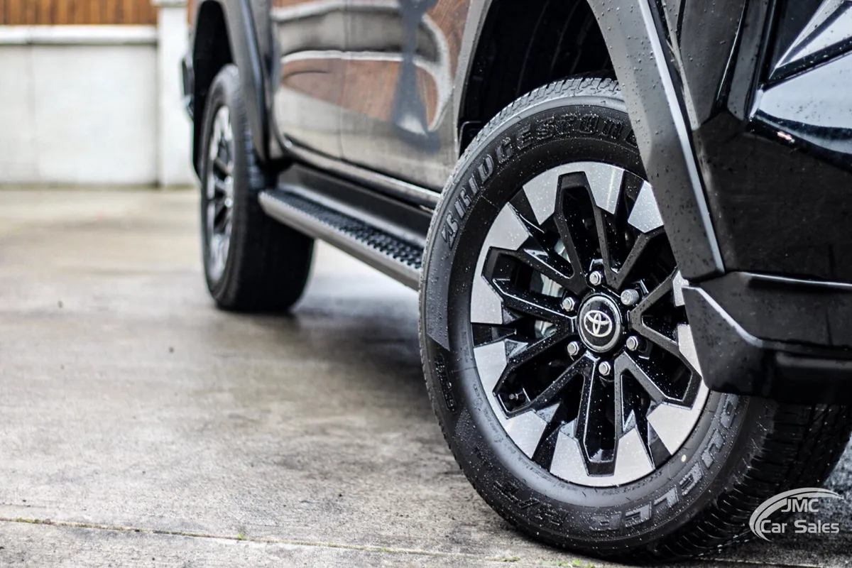 2026 TOYOTA HILUX INVINCIBLE - Image 6