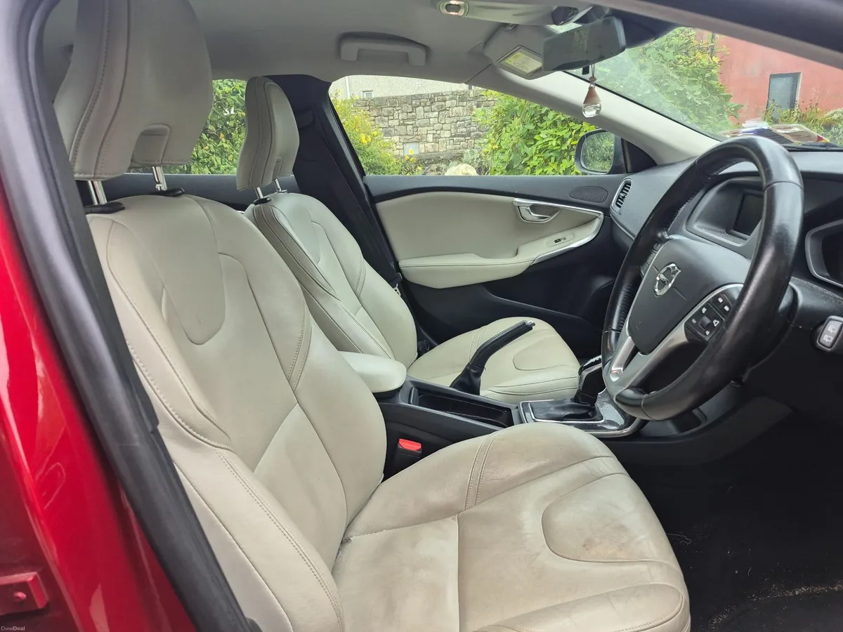 Volvo V40 2017 - Image 2