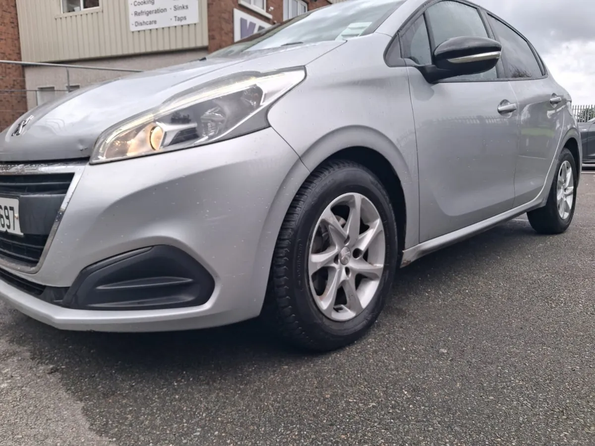 Peugeot 208 - Image 2