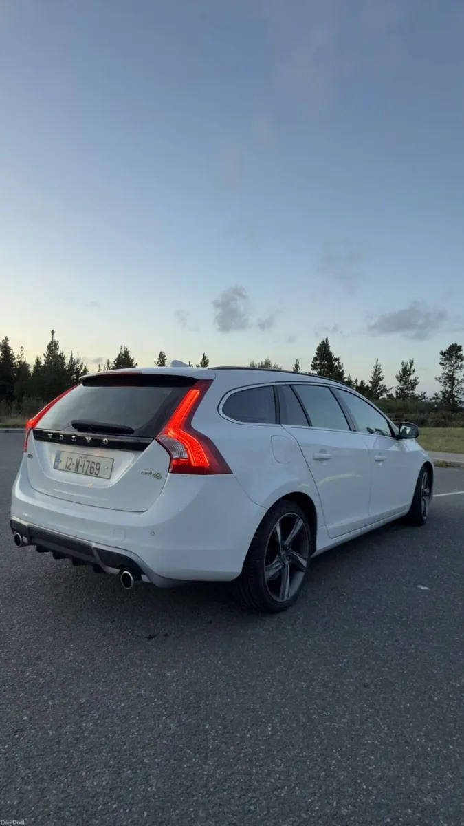 Volvo V60 R-Design 1.6D - Image 2