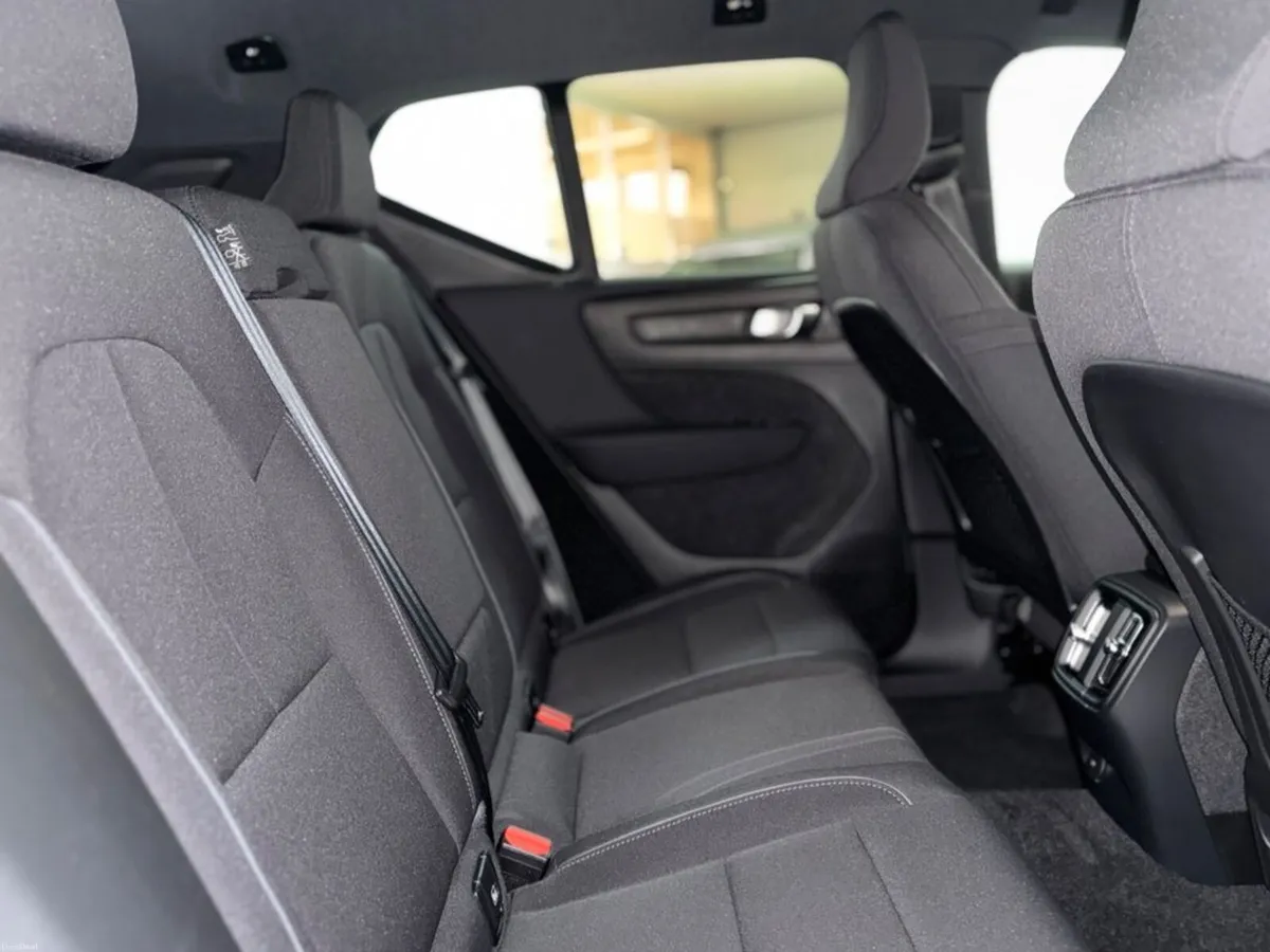 Volvo XC40 EXTENDED RANGE Core EXT RNG 5DR Auto - Image 4