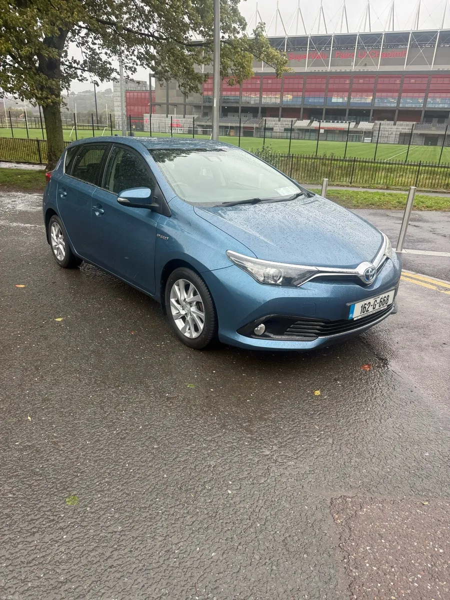 Toyota Auris Hybrid - Image 1
