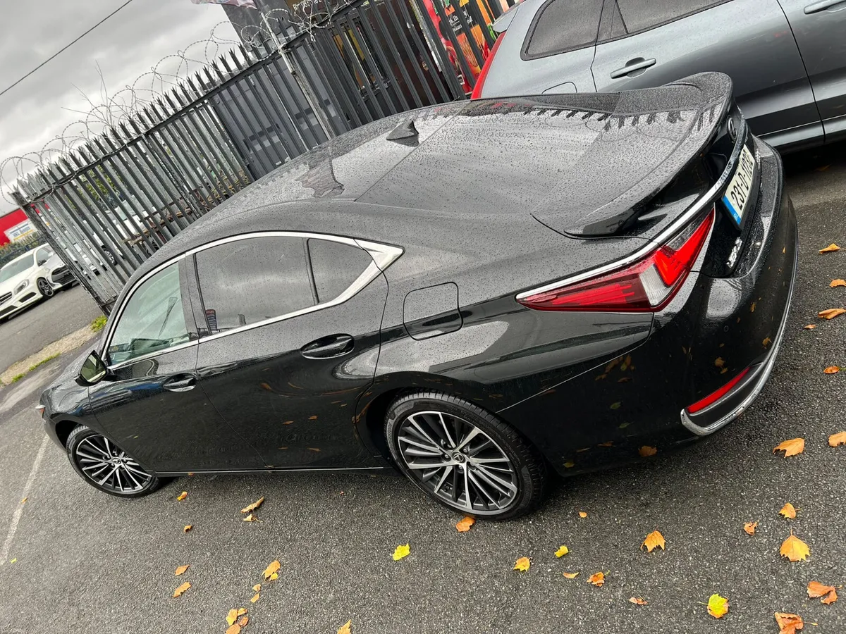 2023 Lexus ES 300H Hybrid - Image 5