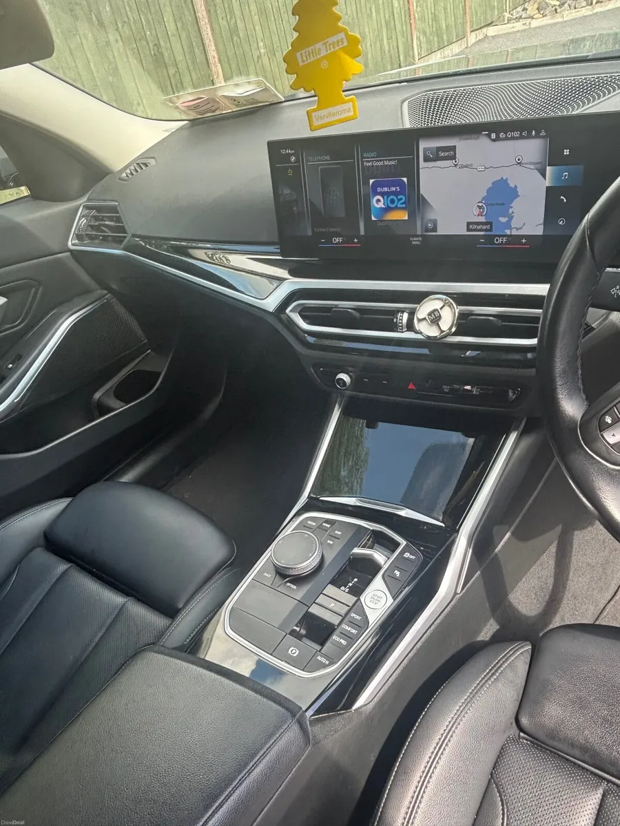 BMW 3-Series 2023 - Image 4