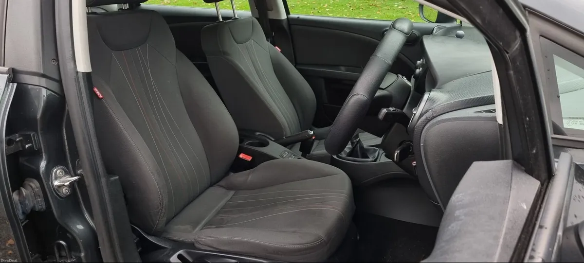 11 SEAT Leon 1.6 TDi CR Ecomotive - Image 6