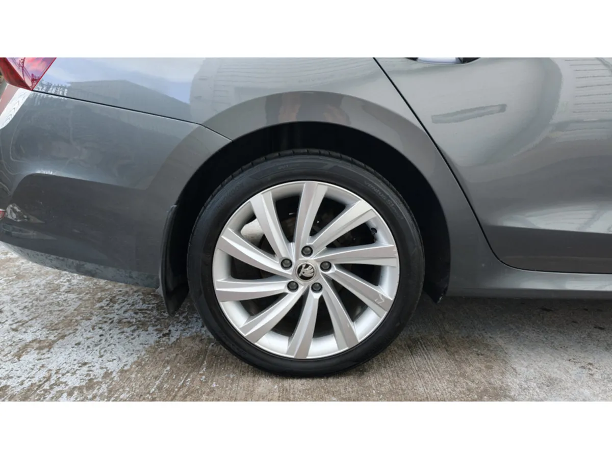Skoda Octavia SPECIAL EDITION E30 - DSG - HALF LEA - Image 6