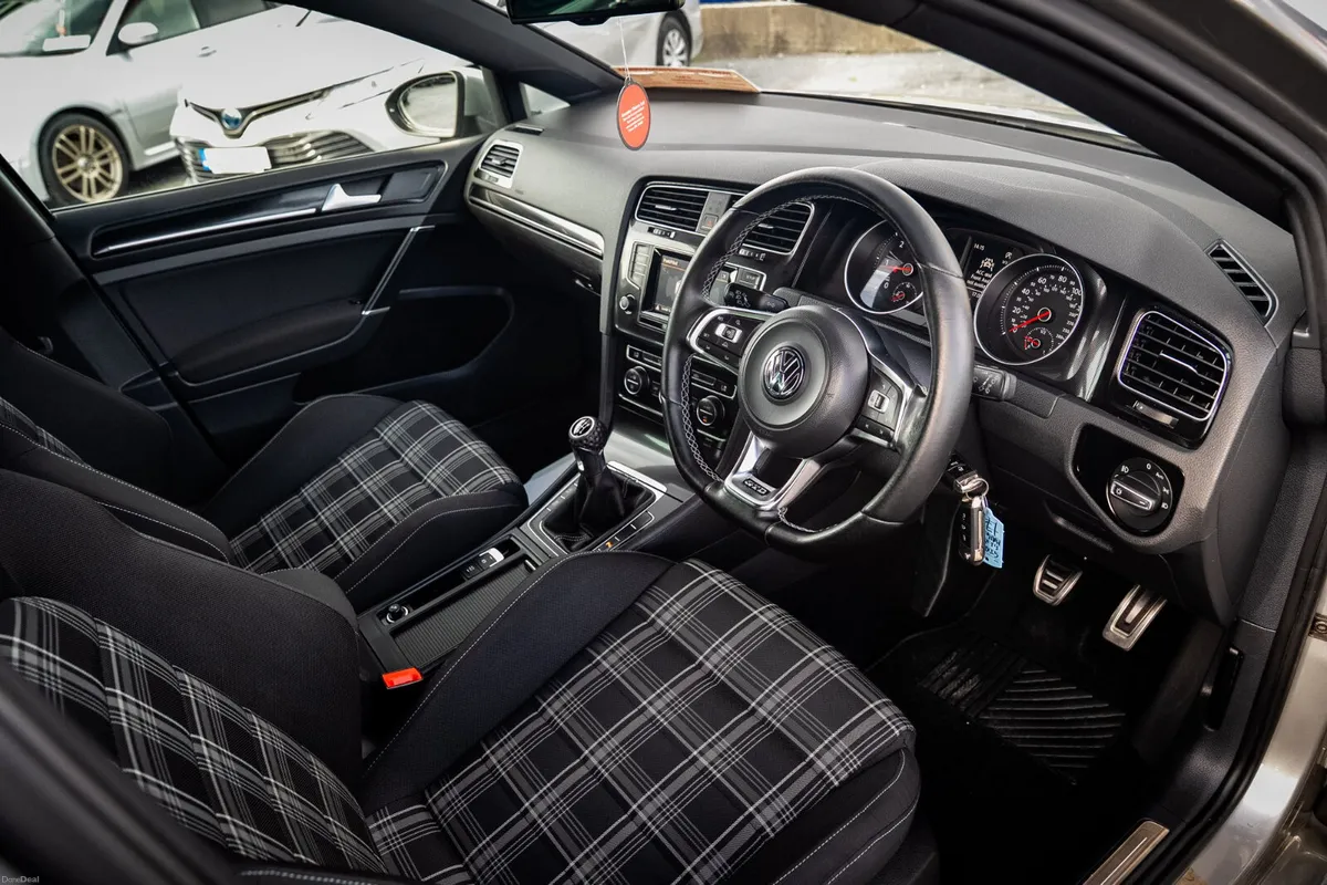 2014 Volkswagen Golf GTD - Image 4
