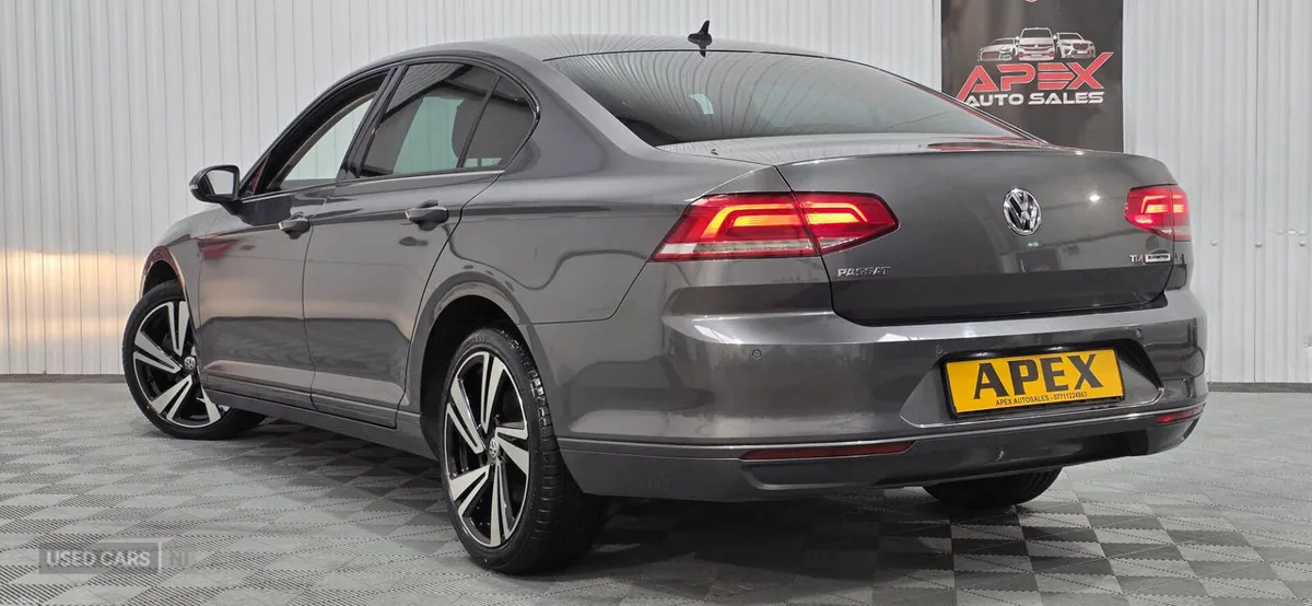 Volkswagen Passat DIESEL SALOON - Image 4