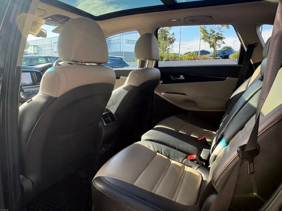 Kia Sorento 7 Seats / 4 Wheel Drive / Glass roof - Image 6