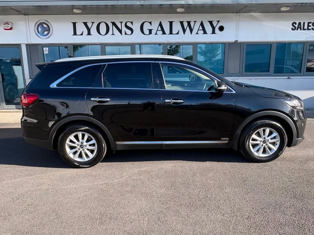 Kia Sorento 7 Seats / 4 Wheel Drive / Glass roof - Image 2