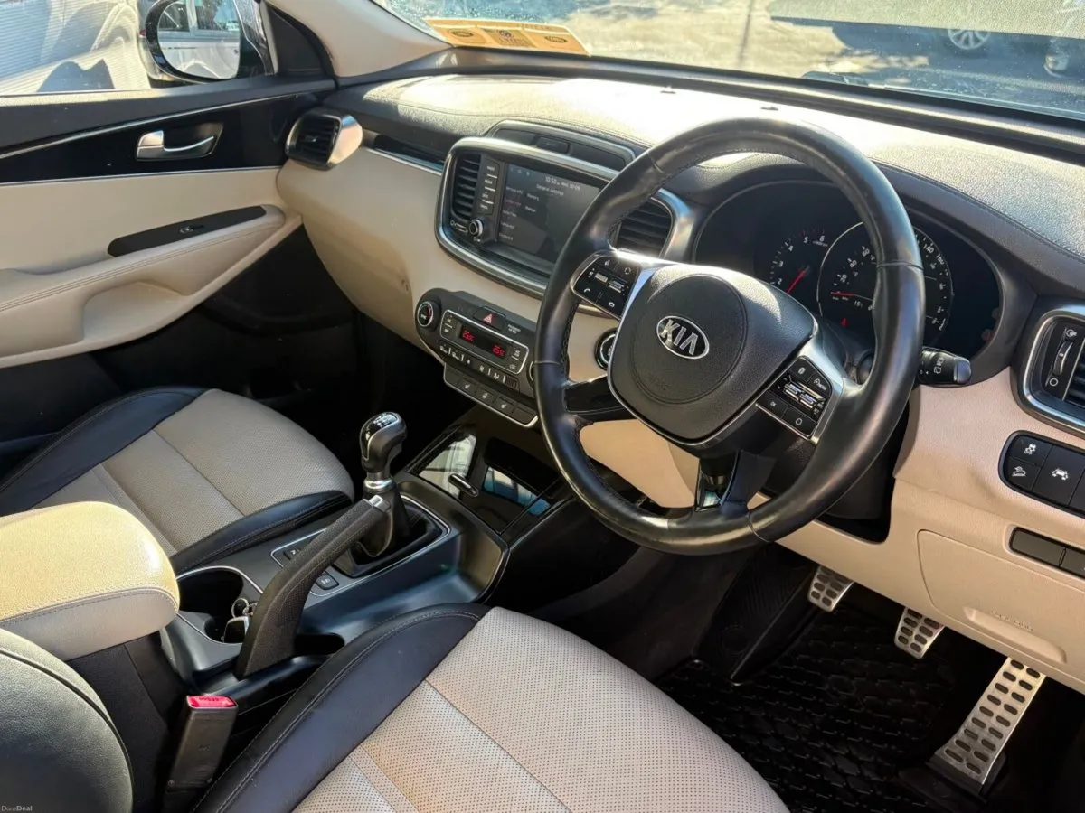 Kia Sorento 7 Seats / 4 Wheel Drive / Glass roof - Image 3