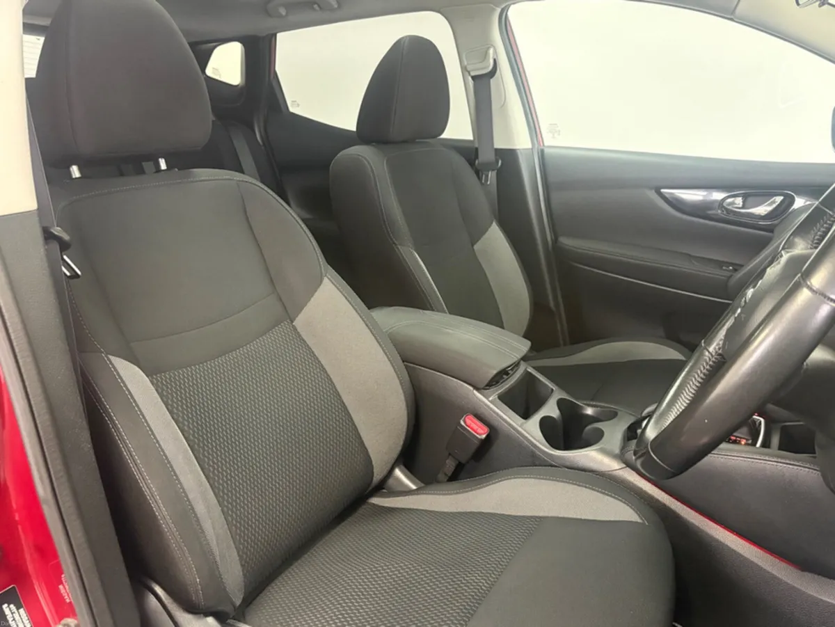 Nissan Qashqai 1.2 SV CVT 18 4DR AUTO - Image 5
