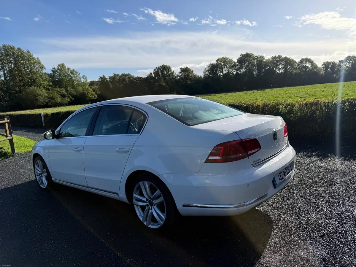 Volkswagen Passat 2013 - Image 2