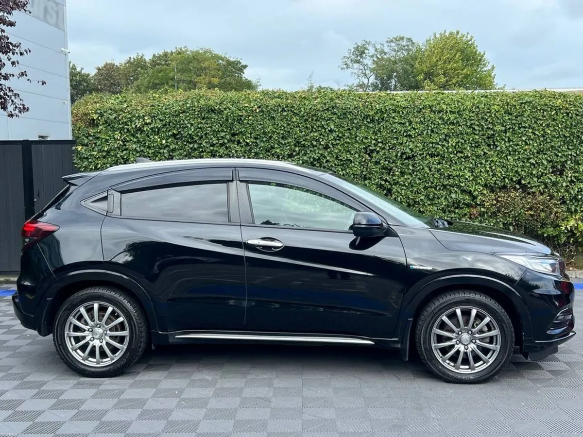 Honda Vezel Z-SENSING 1.5 HYBRID AUTO // REVERSE C - Image 2