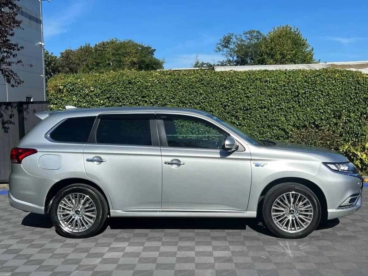 Mitsubishi Outlander 2.4 PLUG-IN HYBRID AUTO // LE - Image 2